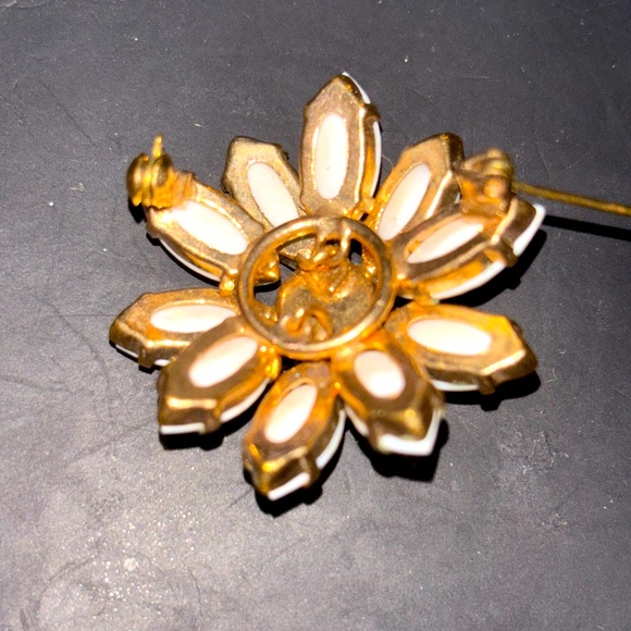 Vintage Navette Style White Milk Glass Flower Burst
Brooch 
 
1.5” Diameter

$7 - Picture 2 of 2